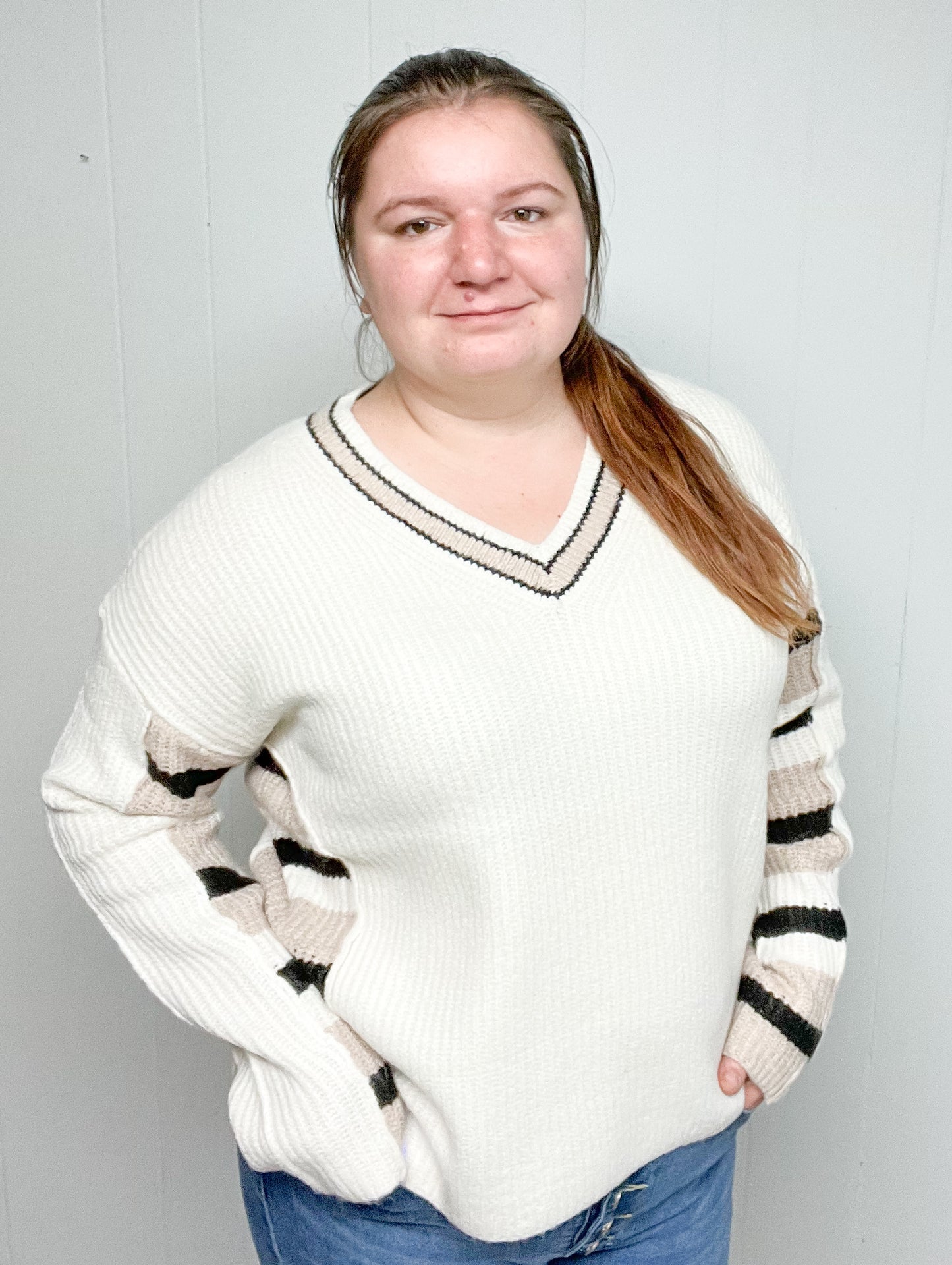 STRIPE CONTRAST V-NECK PULLOVER