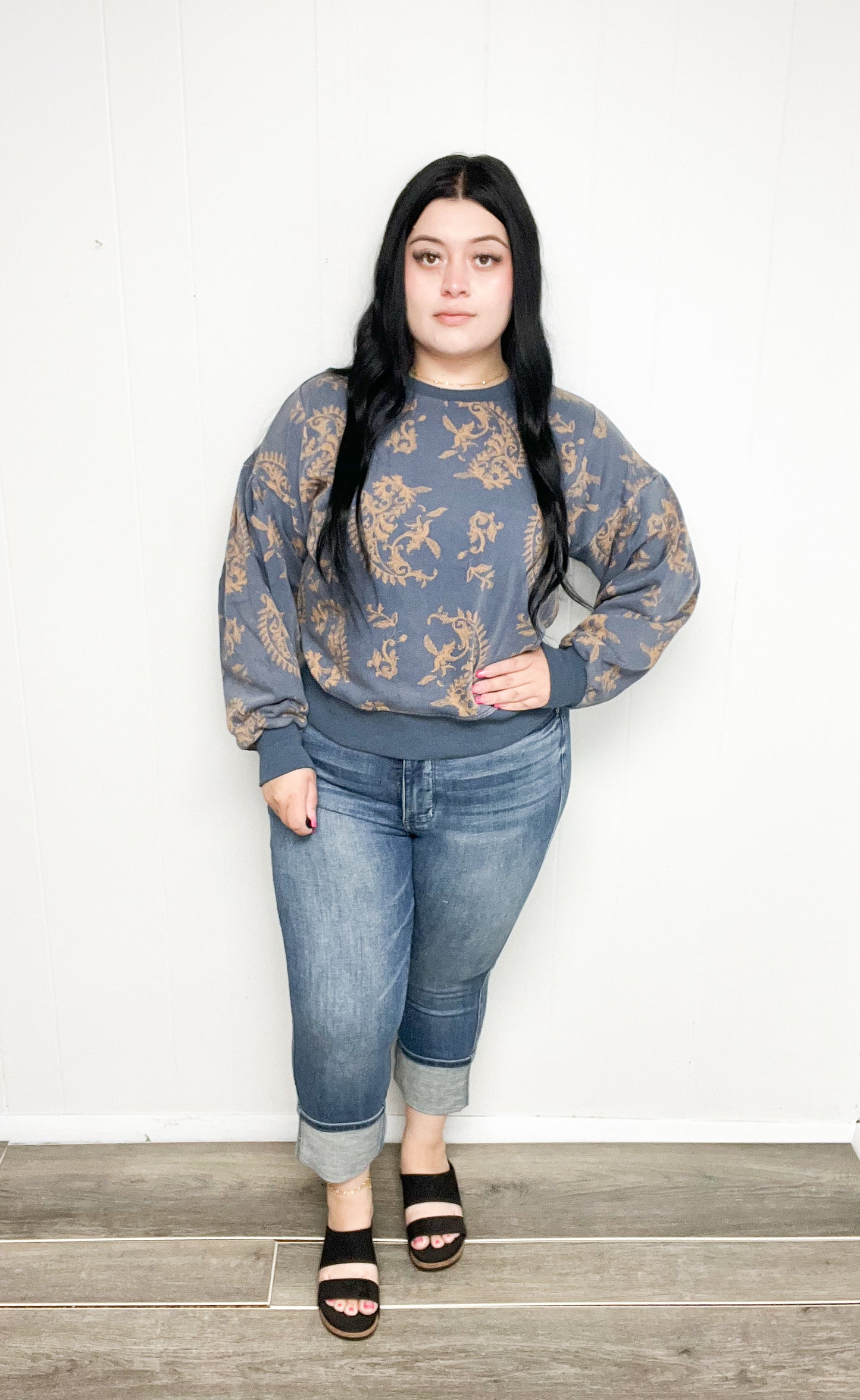 Crewneck w/flower embellishment - denim