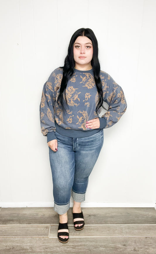 Crewneck w/flower embellishment - denim